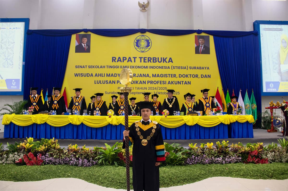 STIESIA Surabaya Kukuhkan 655 Wisudawan, Siap Jadi Lifelong Learner yang Cakap Digital dan Bersaing Global! - Image