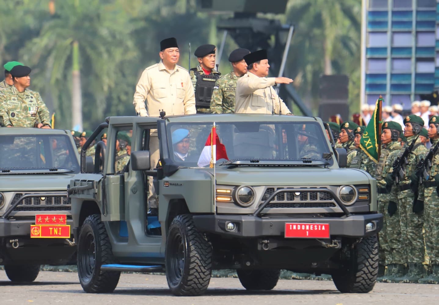 Presiden Prabowo saat memeriksa pasukan pada  Upacara HUT ke-80 TNI di kawasan Silang Monas, Jakarta, Minggu (5/10/2025). (Dery Ridwansah/ JawaPos.com) - Image