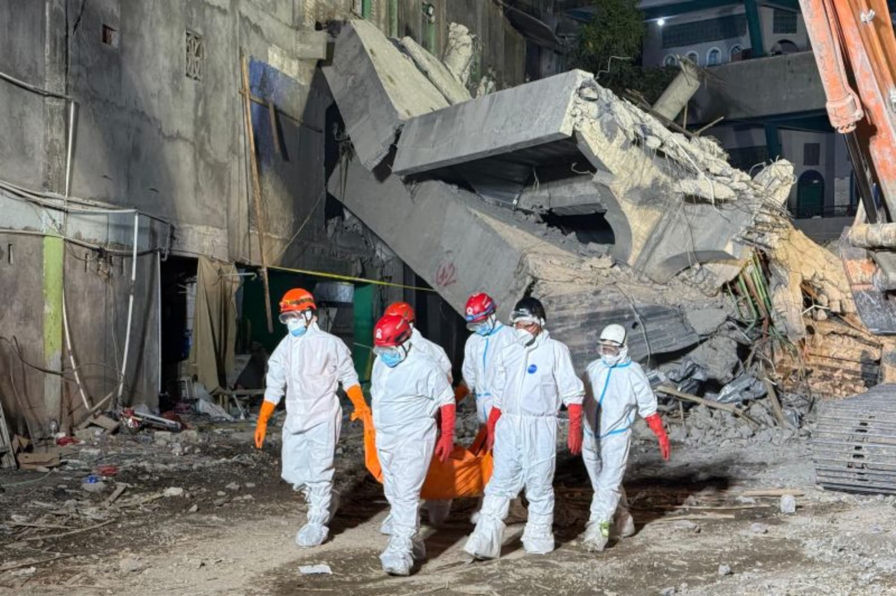 17 Jenazah Santri Korban Runtuhnya Ponpes Al Khoziny Sidoarjo Teridentifikasi, Diserahkan ke Keluarga - Image