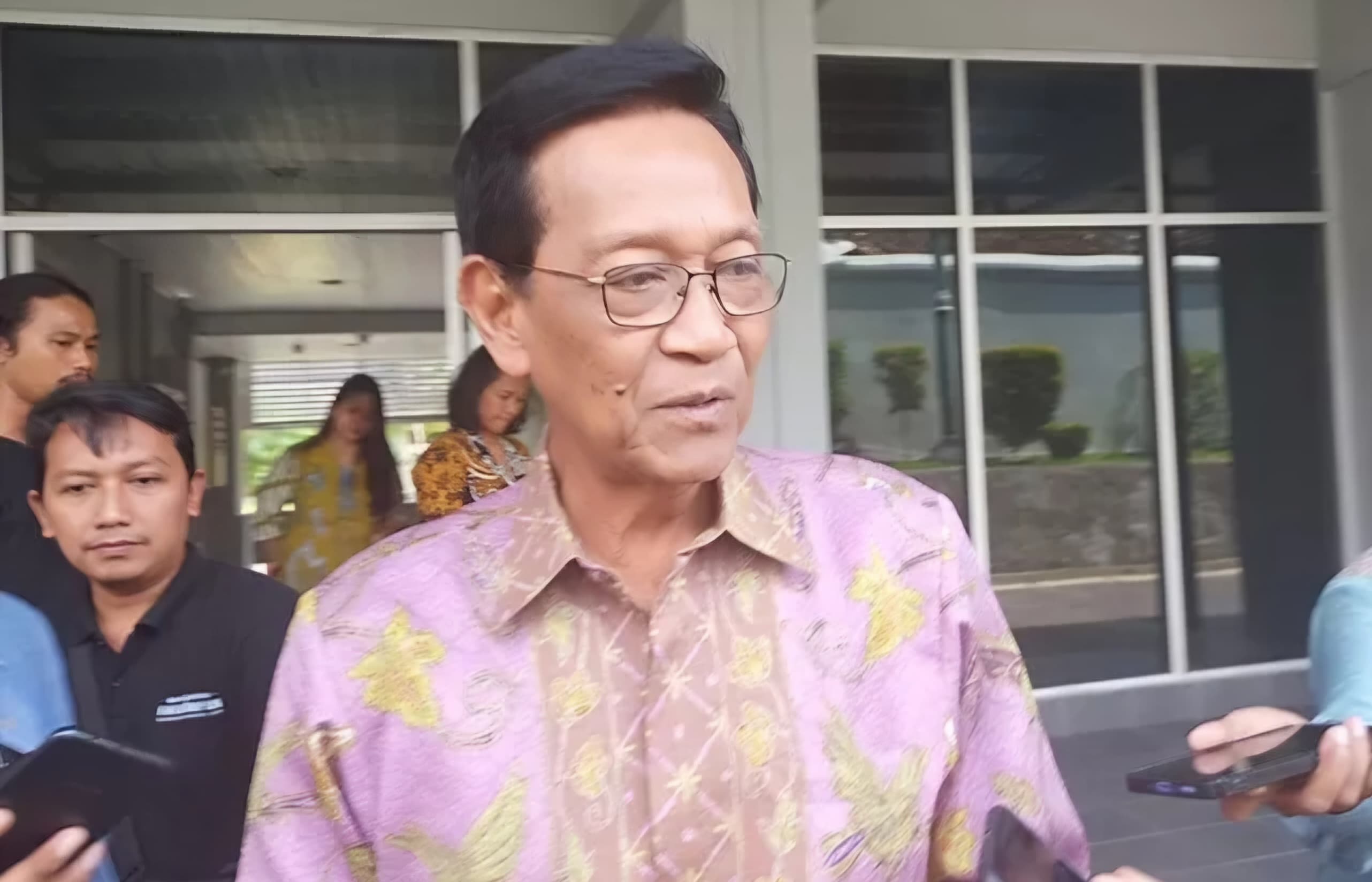 Viral  Berhenti di Lampu Merah Tanpa Pengawalan Polisi, Sri Sultan HB X: Tidak Perlu Dipersoalkan, Biasa Saja - Image