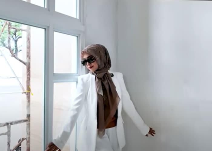 Megah dan Luas! Ria Ricis Pamer Rumah Baru, Satu Ruangan di Lantai Atas Bisa Buat Main Padel - Image