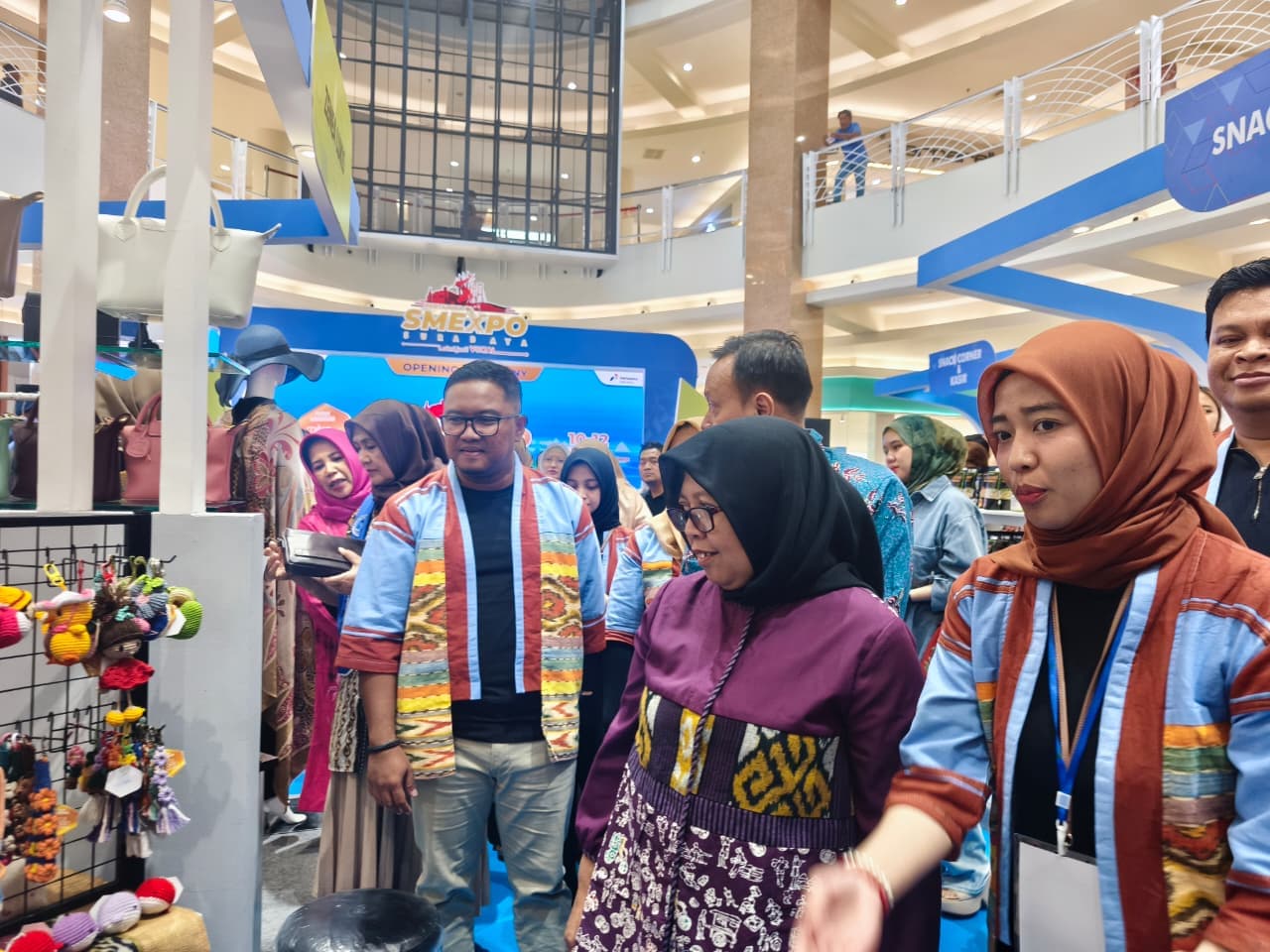 Area Manager of Communication, Relations, and CSR for Pertamina Patra Niaga Jatimbalinus Ahad Rahedi (palling kiri) mendampingi tamu VIP berkeliling ke peserta SMExpo. (Istimewa) - Image