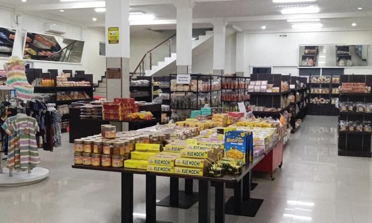 Suasana toko oleh-oleh khas Magetan yang ramai dikunjungi wisatawan./Google. - Image