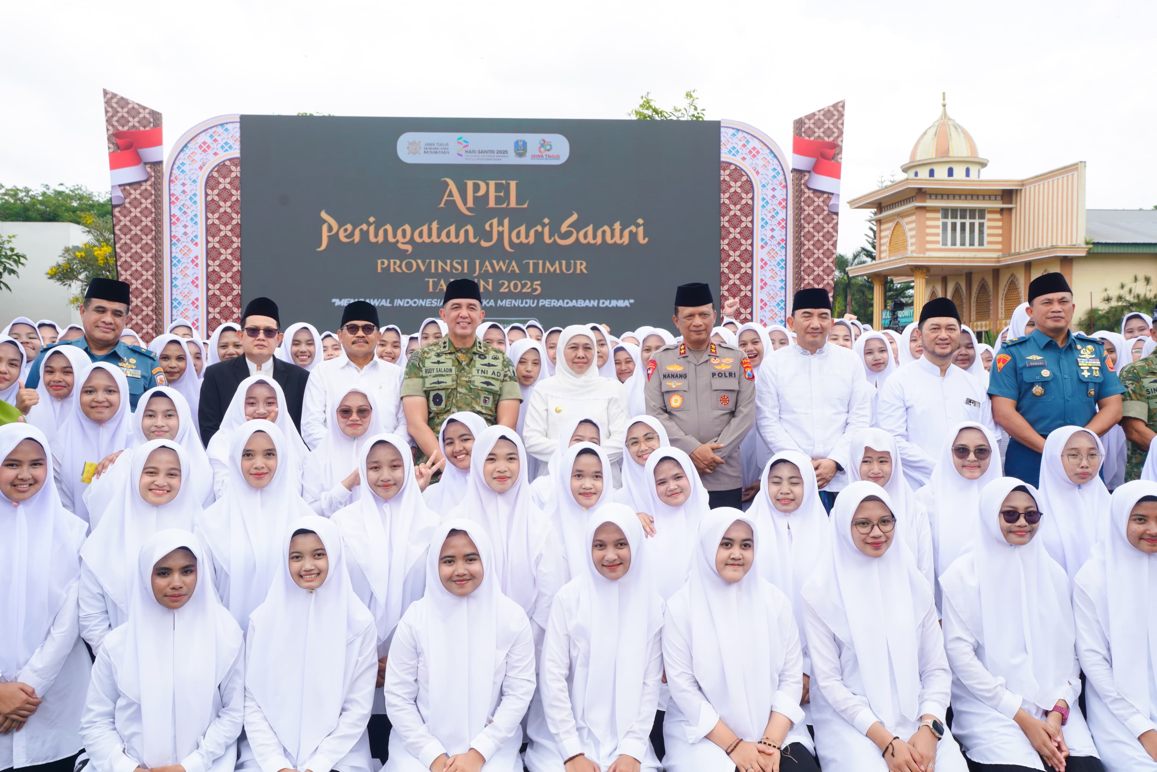 Gubernur Jatim Khofifah Indar Parawansa bersama para santri dan jajaran Forkopimda usai Apel Peringatan Hari Santri Nasional 2025 di Pondok Pesantren An Nur 2 Bululawang, Kabupaten Malang. - Image