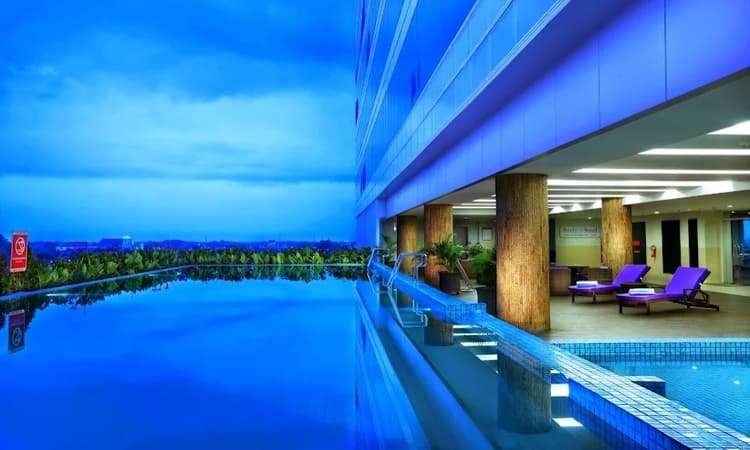 5 Hotel di Madiun dengan Kolam Renang: Rasakan Sensasi Mewah hingga Ramah Anak - Image