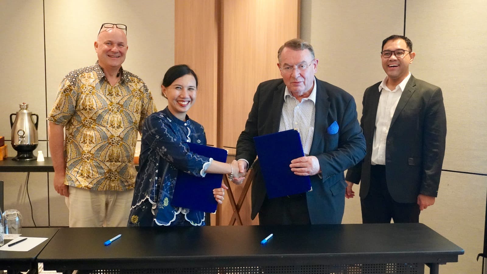 Rektor IPTI Dr. Ariani Kusumo Wardhani, M.Ds., CS berjabat tangan dengan CEO BHMS Swiss Heinrich Meister usai penandatanganan MoU di Jakarta. (Istimewa) - Image