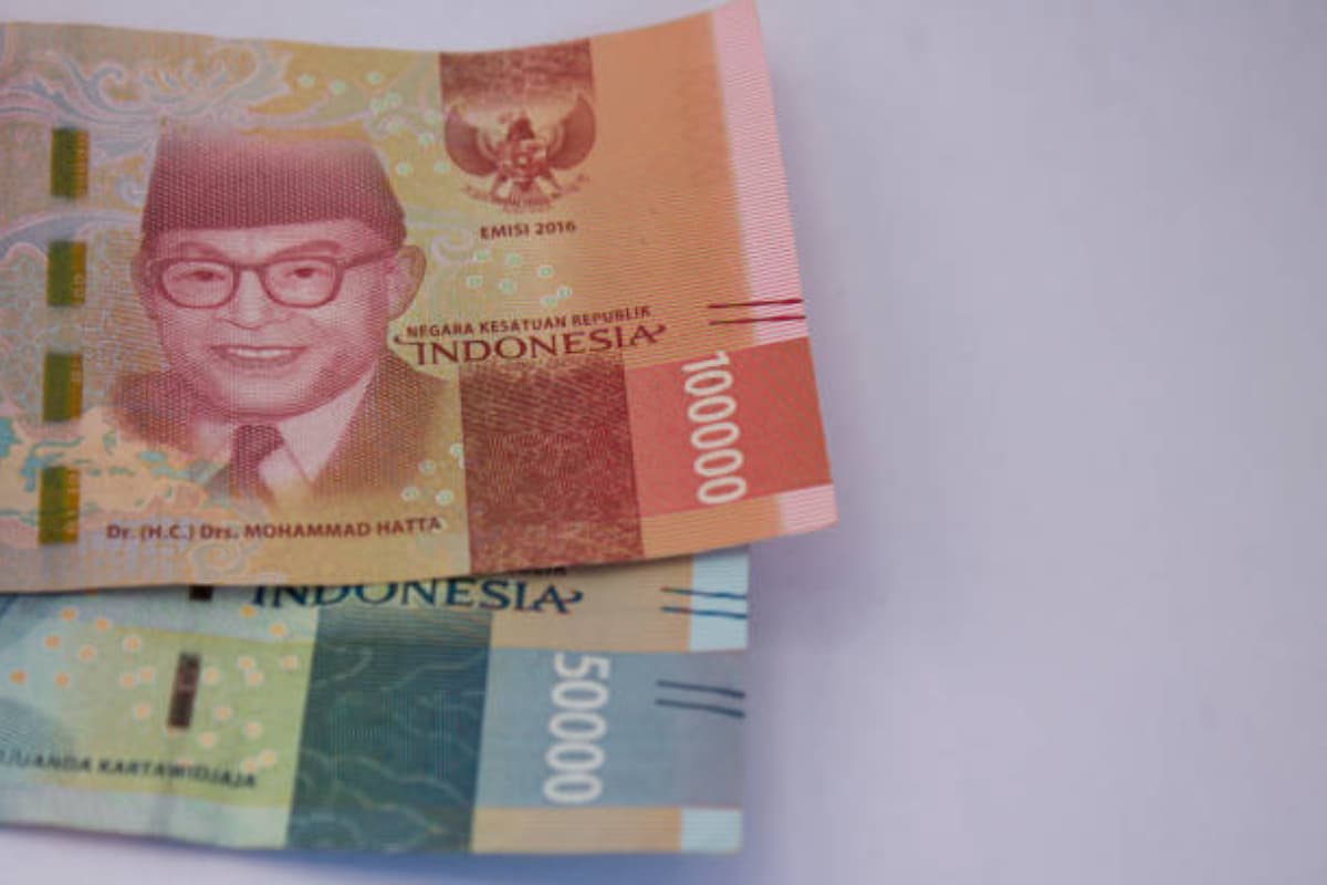 Ilustrasi uang bansos. (istockphoto.com) - Image