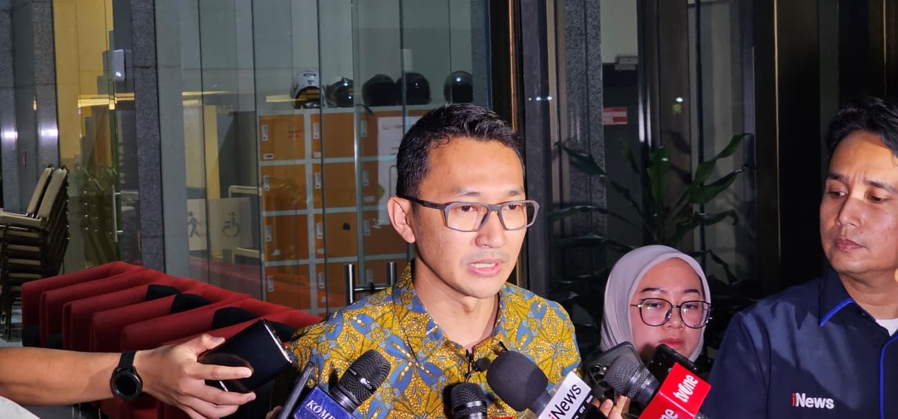 Juru bicara KPK, Budi Prasetyo, memberikan keterangan kepada media di Gedung Merah Putih KPK, Jakarta, Selasa malam (4/11). (Muhammad Ridwan/JawaPos.com) - Image