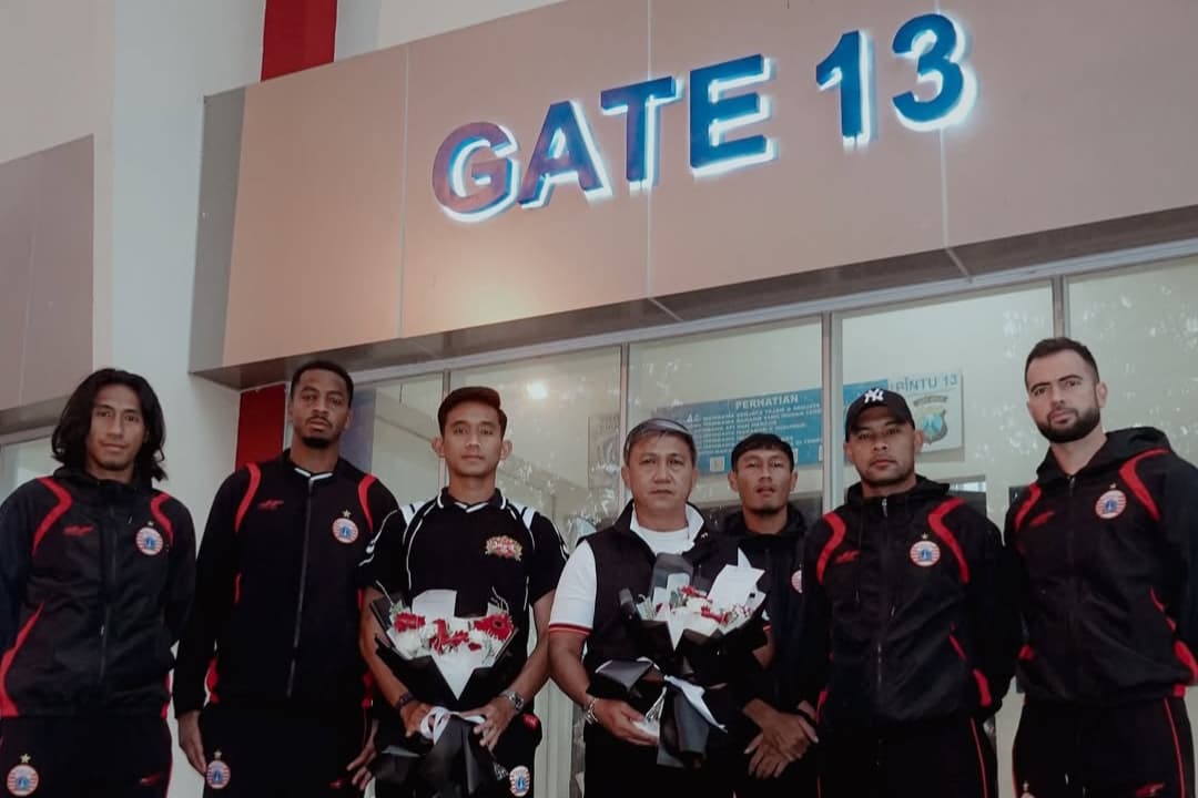 Dari Jakarta dengan Cinta! Kenang Tragedi Kanjuruhan, Rizky Ridho Cs Bawa Karangan Bunga dan Gelar Doa di Pintu 13 - Image