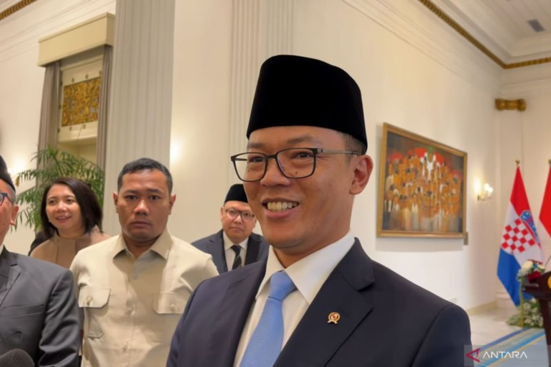Menteri Luar Negeri Sugiono menjelaskan rencana kunjungan Presiden Prabowo Subianto ke Australia untuk bertemu PM Australia Anthony Albanese, Senin (10/11/2025). (ANTARA/Nabil Ihsan) - Image