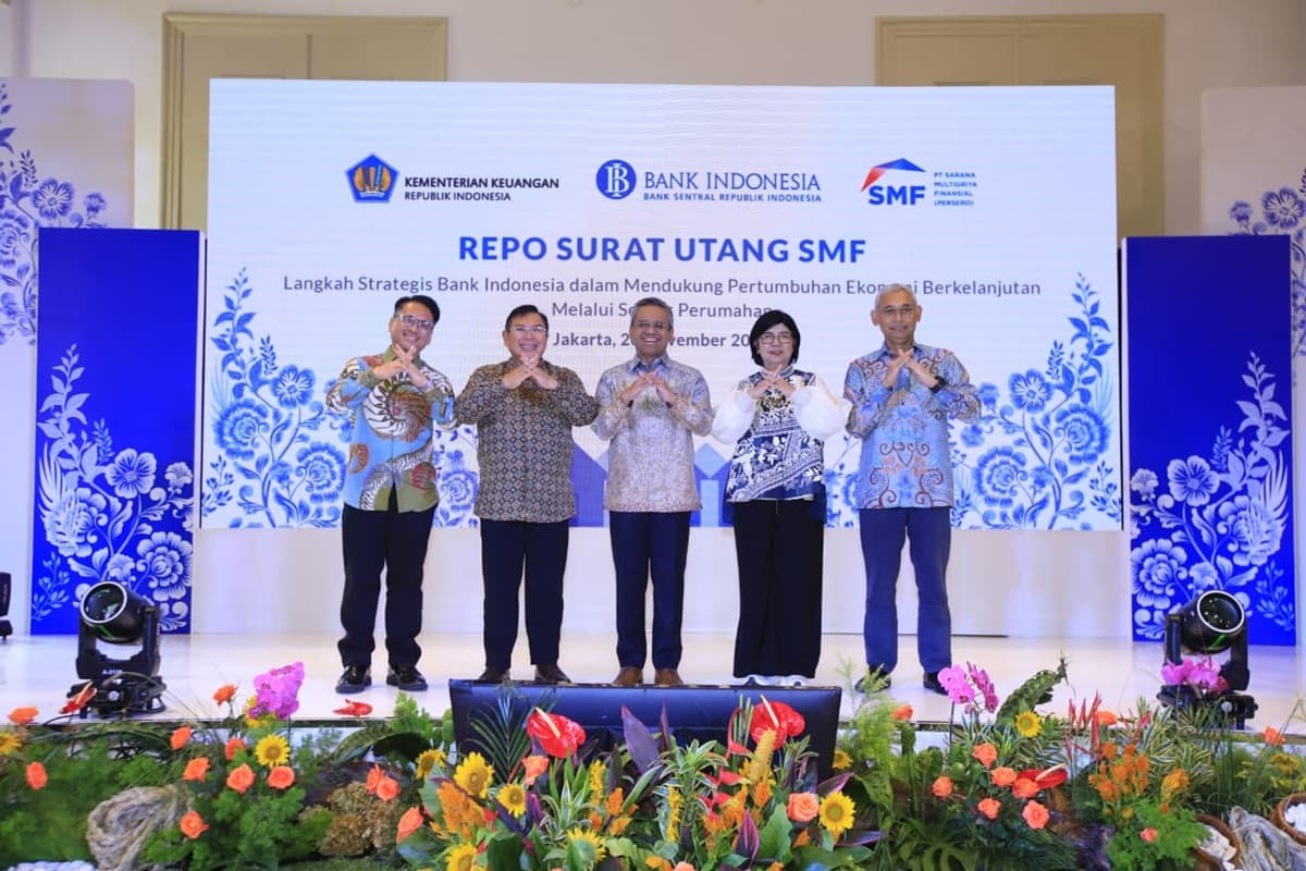 Direktur Utama SMF Ananta Wiyogo (dua dari kiri) dan Deputi Gubernur Senior BI Destry Damayanti (dua dari kanan), Kamis (20/11). (Dokumentasi Humas SMF) - Image