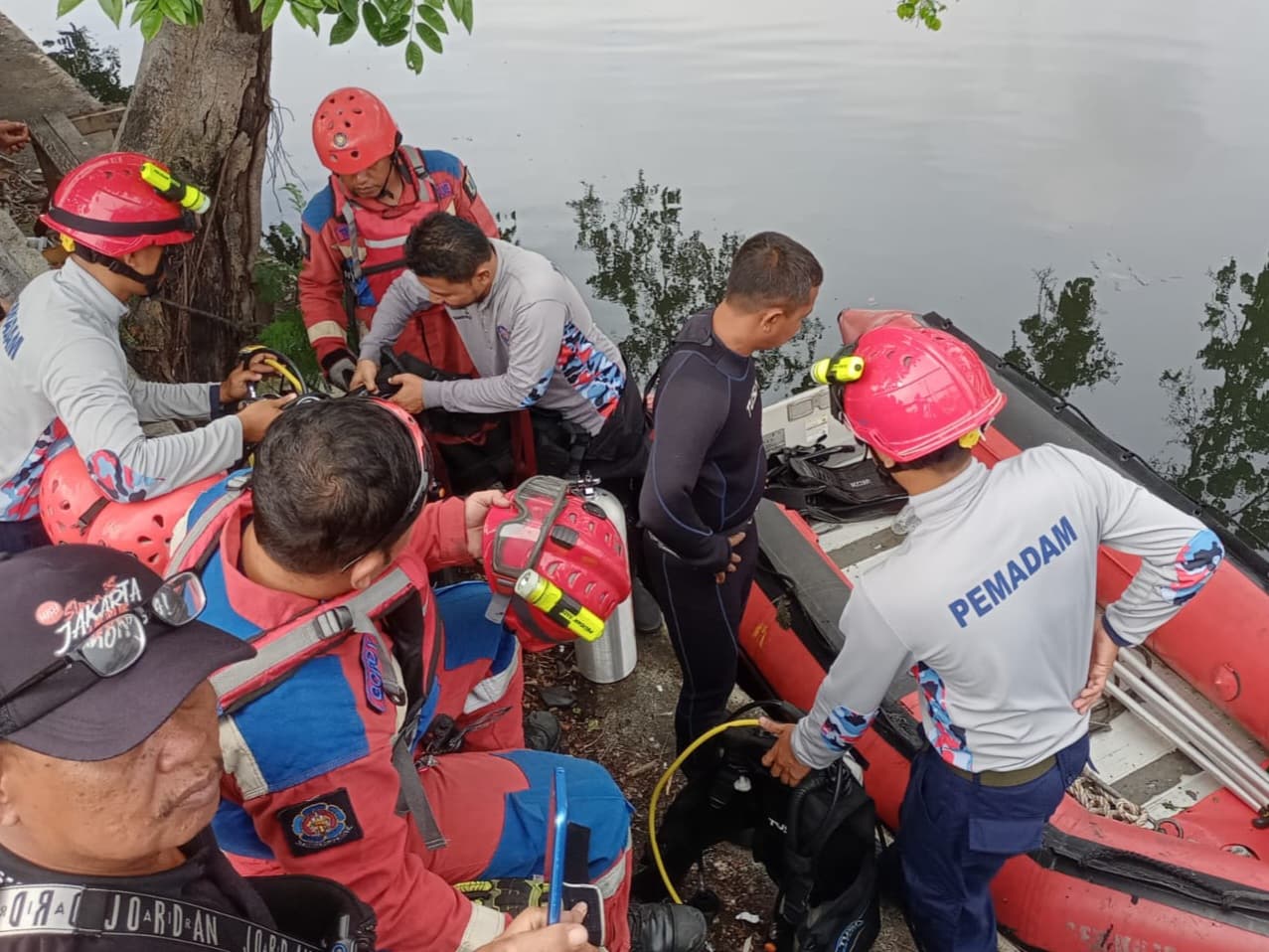 uku Dinas Penanggulangan Kebakaran dan Penyelamatan (Gulkarmat) Jakarta Utara dan Kepulauan Seribu evakuasi terduga pelaku maling yang tewas melompat ke kali Sunter. (Istimewa) - Image