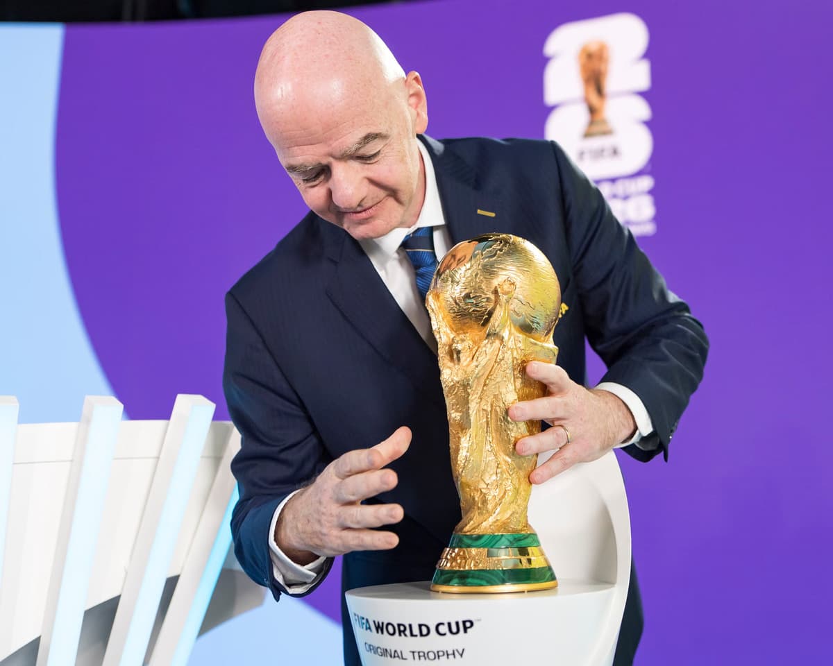 Presiden FIFA, Gianni Infantino dengan trofi Piala Dunia. (Claudio Thoma/EPA) - Image