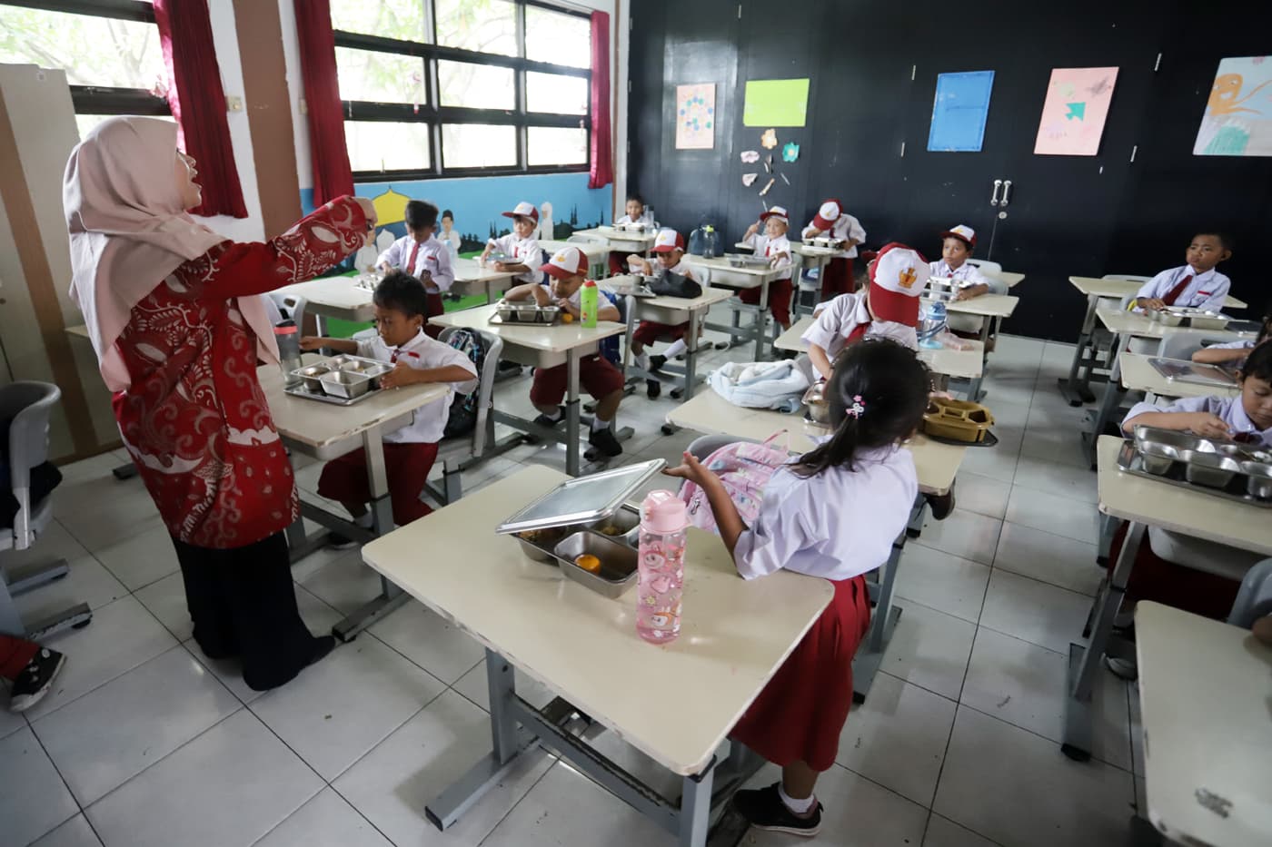 ILUSTRASI: Sejumlah murid menyantap Makan Begizi Gratis (MBG) di SDN Pulau Kelapa 01 Pagi, Kepulauan Seribu, Jakarta, Kamis (4/12/2025). (Dery Ridwansah/ JawaPom.com) - Image