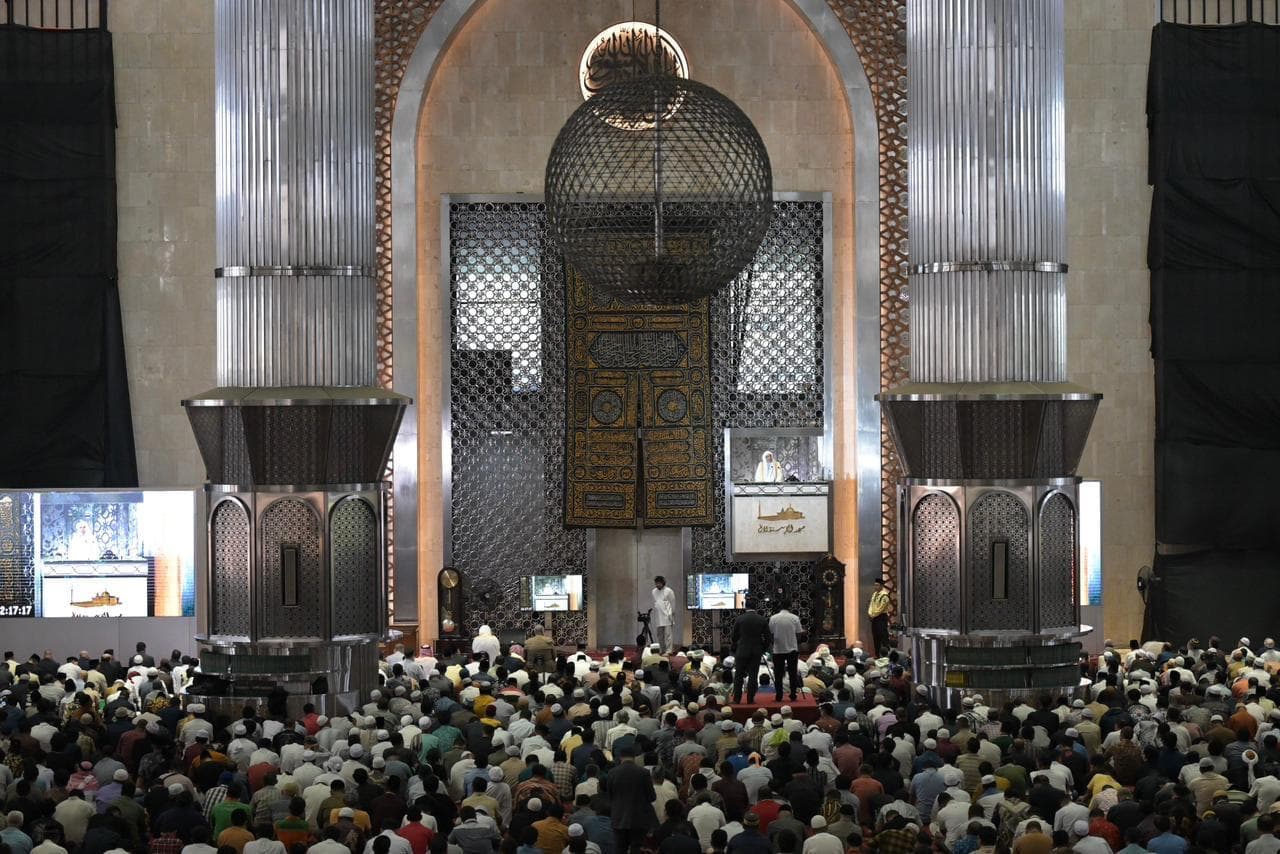 Sekjen Liga Muslim Dunia Ajak Umat Islam Perkuat Persatuan saat Khutbah di Masjid Istiqlal - Image