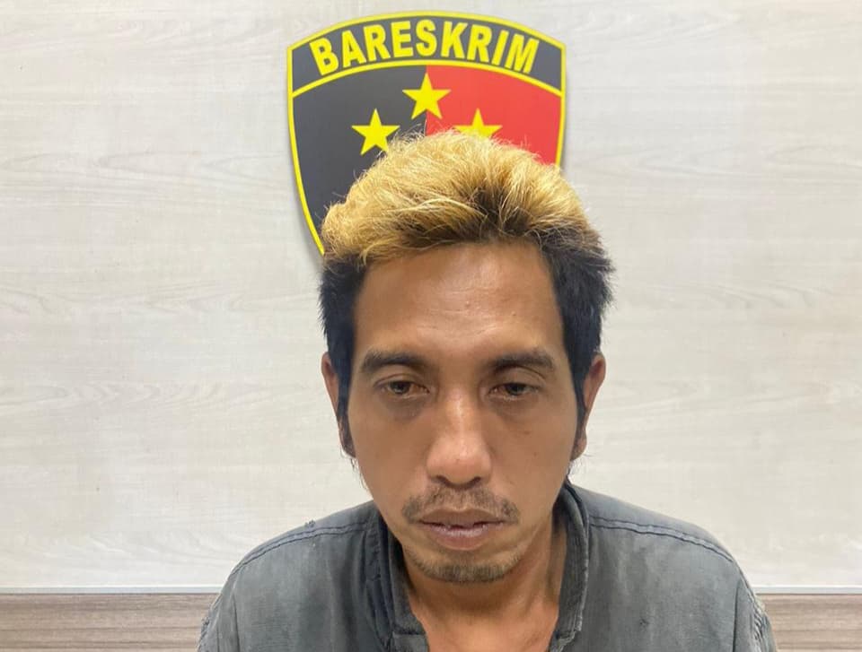 Tersangka penganjaman menggunakan senjata tajam diringkus Polisi. (Ludry/JawaPos) - Image