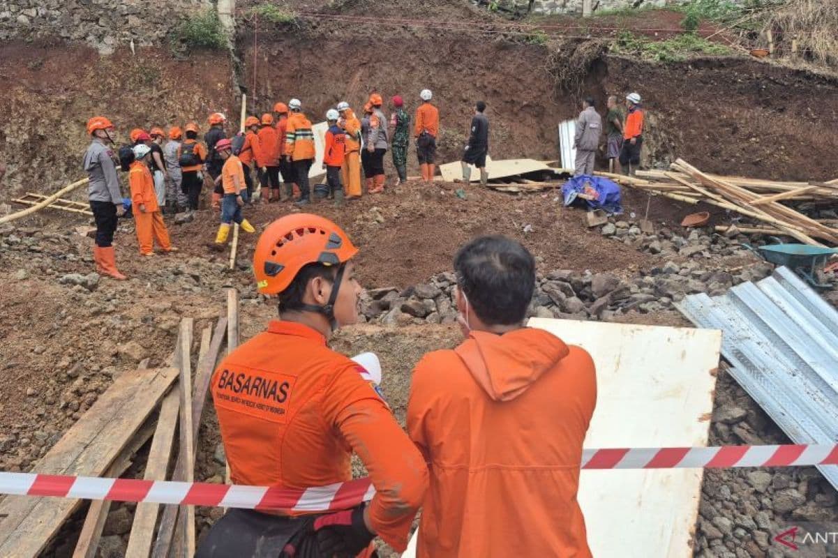 Tim SAR Gabungan Lakukan Pencarian Sejumlah Korban Longsor Konstruksi di Jatinangor - Image