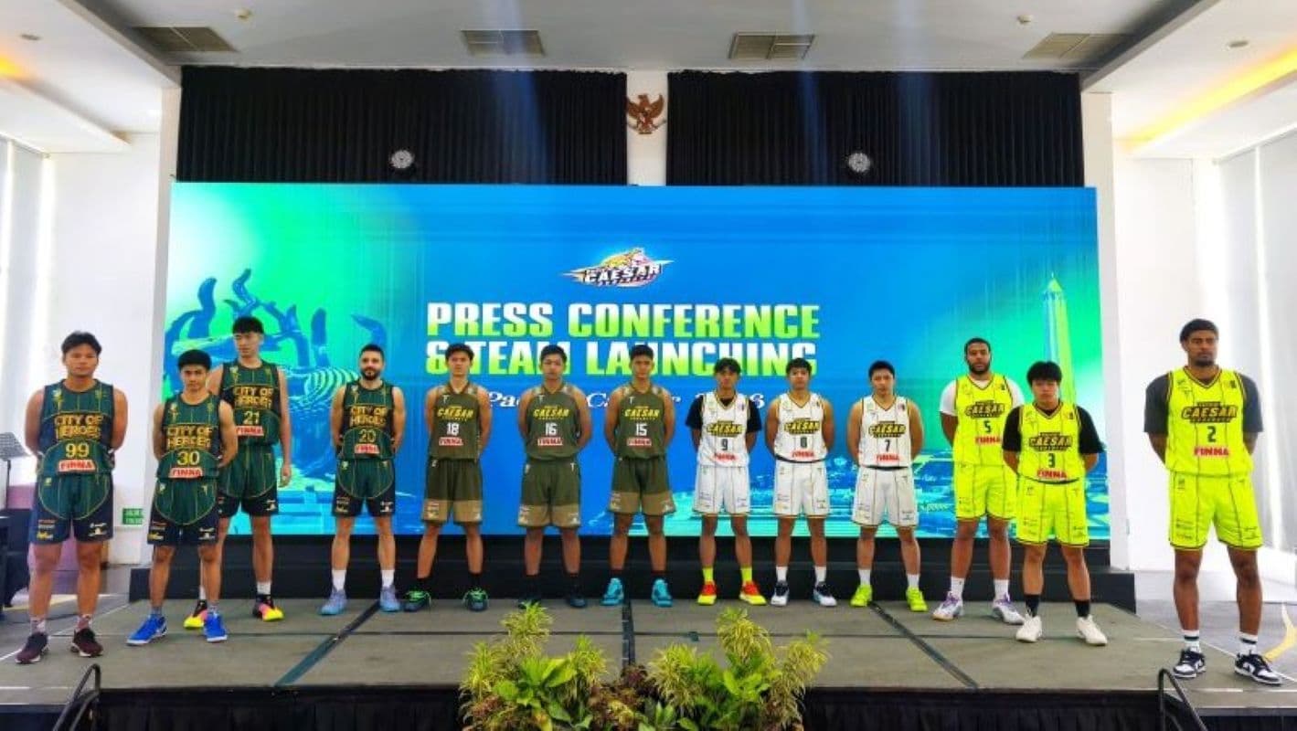 Pemain Pacific Caesar Surabaya diperkenalkan kepada publik saat launching team di Hotel Dafam Pacific Caesar Surabaya, Sabtu (3/1). (Naufal Ammar Imaduddin/Antara) - Image