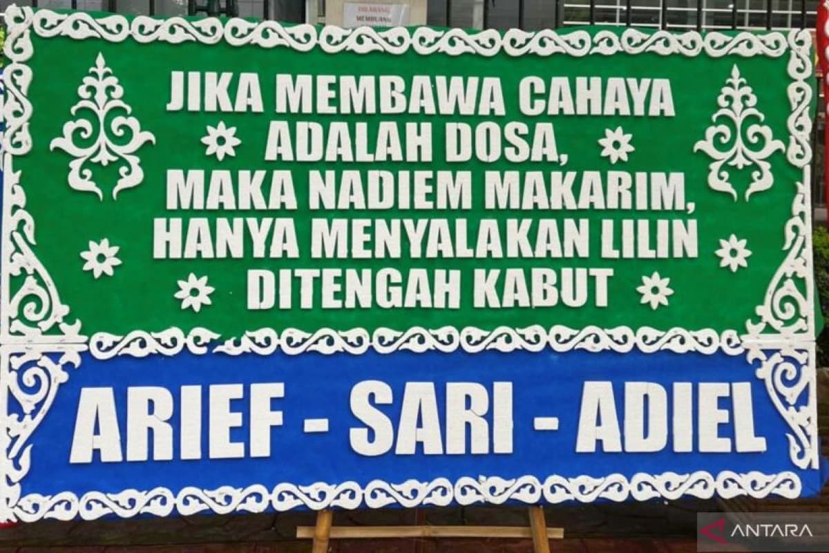 Salah satu papan karangan bunga yang dikirimkan ke Pengadilan Negeri Jakarta Pusat pada sidang perdana kasus Nadiem Makarim, Senin (5/1/2026). (ANTARA/Agatha Olivia Victoria) - Image