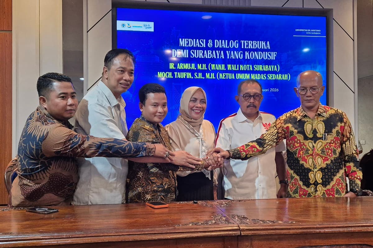 Saling Minta Maaf, Polemik Ormas Madas vs Wakil Wali Kota Surabaya Armuji Berakhir Damai. (Novia Herawati/JawaPos.com) - Image