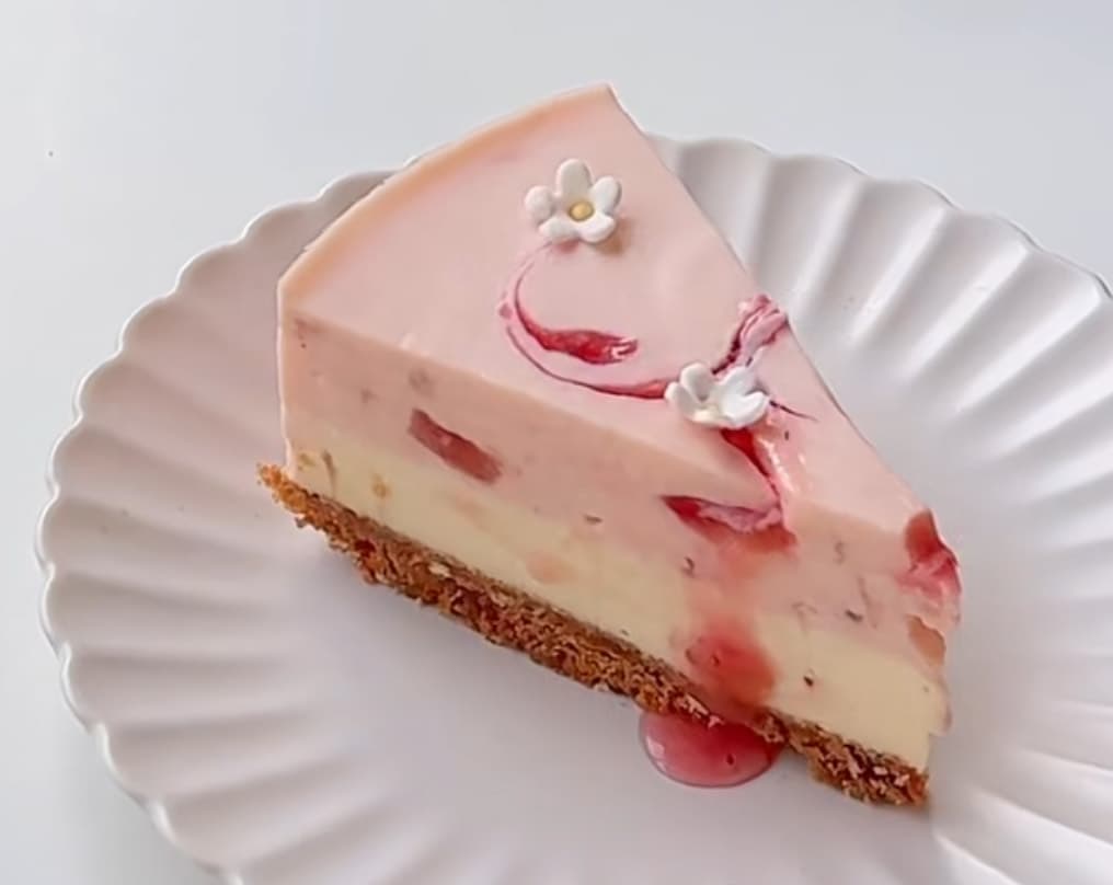 Potret strawberry swirl no bake cheesecake yang creamy, lembut, dan mudah dibuat (Instagram @sentiasa.lapar) - Image