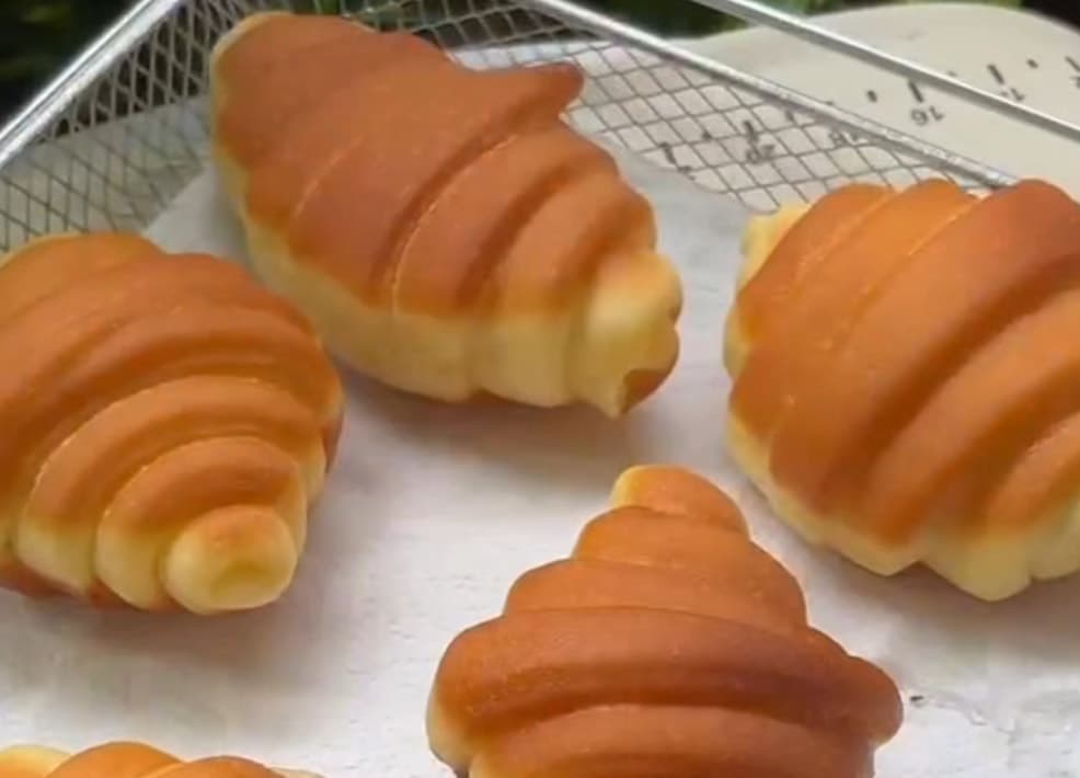 Potret donat bentuk croissant yang memiliki karakter empuk, ringan, dan manisnya pas (Instagram @yunita__nara) - Image