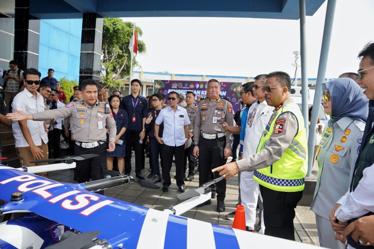 Kakorlantas Polri Irjen Pol Agus Suryonugroho saat meninjau pengoperasian ETLE drone. (Istimewa) - Image