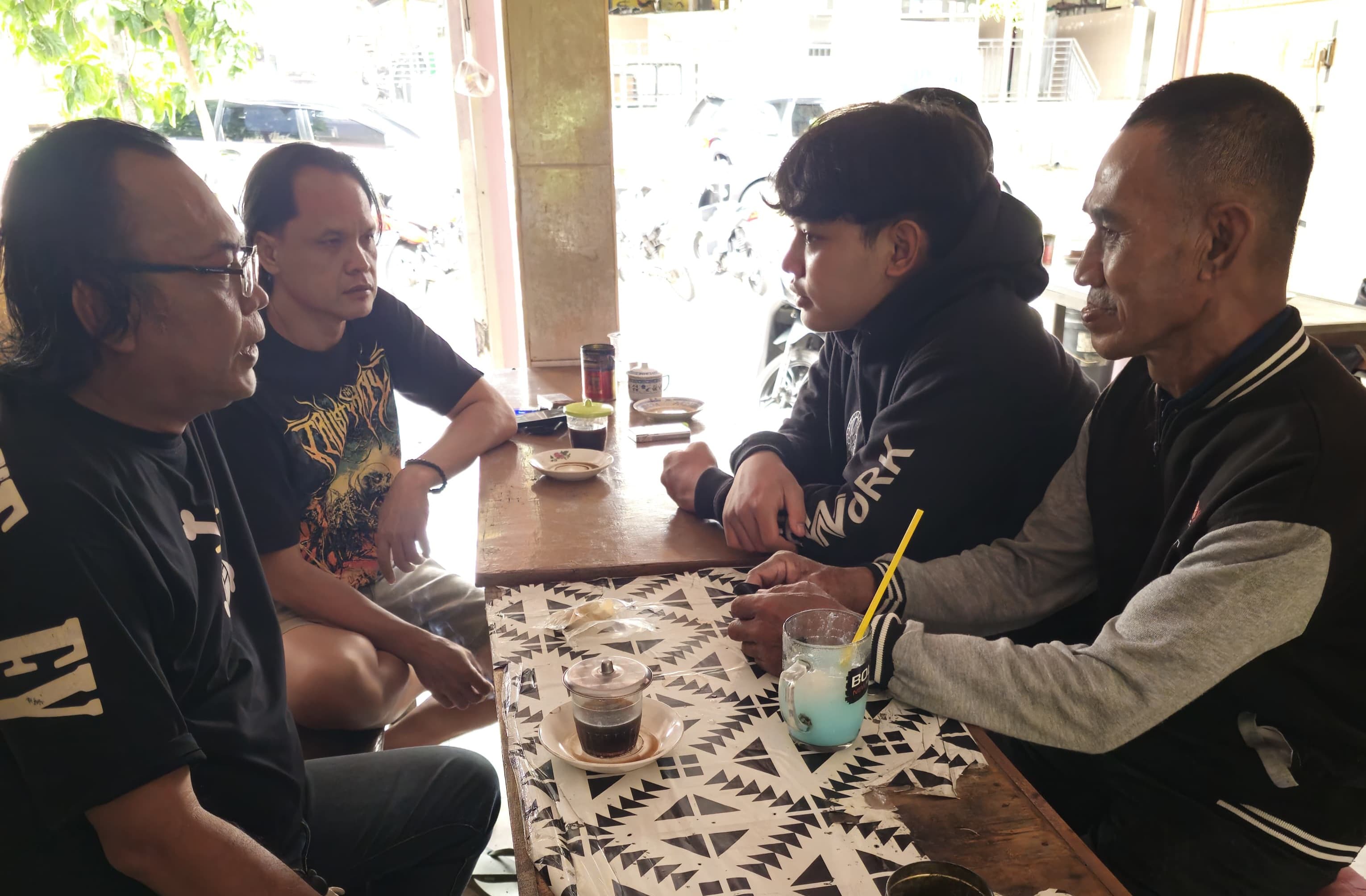 Salah satu DPO gengster kampungan berinisial D (dua dari kanan) telah menyerahkan diri. Dia didampingi oleh orangtuanya dengan mendatangi Mapolres Gresik. (Ludry/JawaPos) - Image