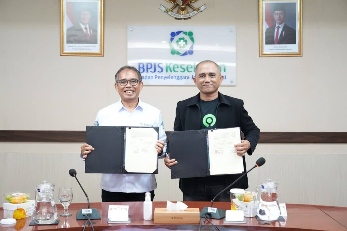 Penandatangah kerja sama BPJS Kesehatan dan PT GoTo Gojek Tokopedia Tbk untuk memastikan pekerja transportasi online memperoleh akses perlindungan kesehatan yang berkelanjutan, Senin (12/1/2025). - Image