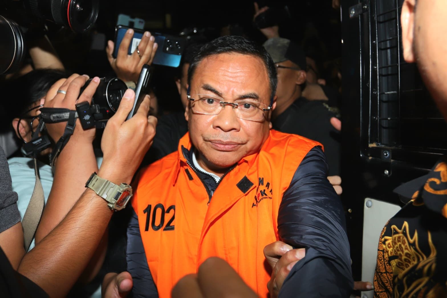 Bupati Pati Sudewo mengunakan rompi tahanan usai terjaring OTT KPK, Jakarta, Selasa (20/1/2026). (Dery Ridwansah/ JawaPos.com) - Image