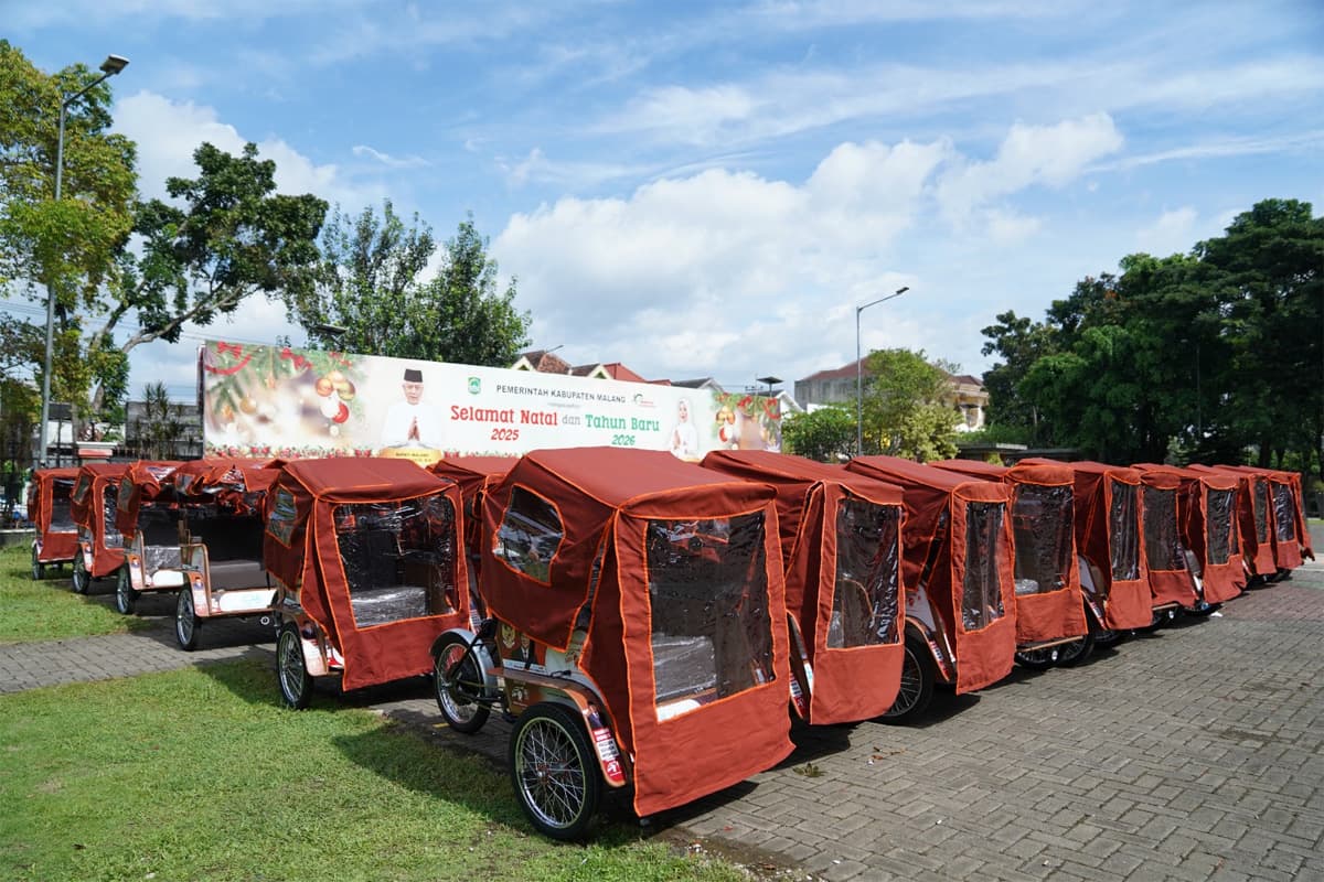 Wationo merupakan salah satu dari 200 tukang becak penerima bantuan becak listrik dari Presiden Prabowo Subianto yang dibagikan di halaman Balai Kota Malang pada Selasa (20/1)/(Istimewa). - Image