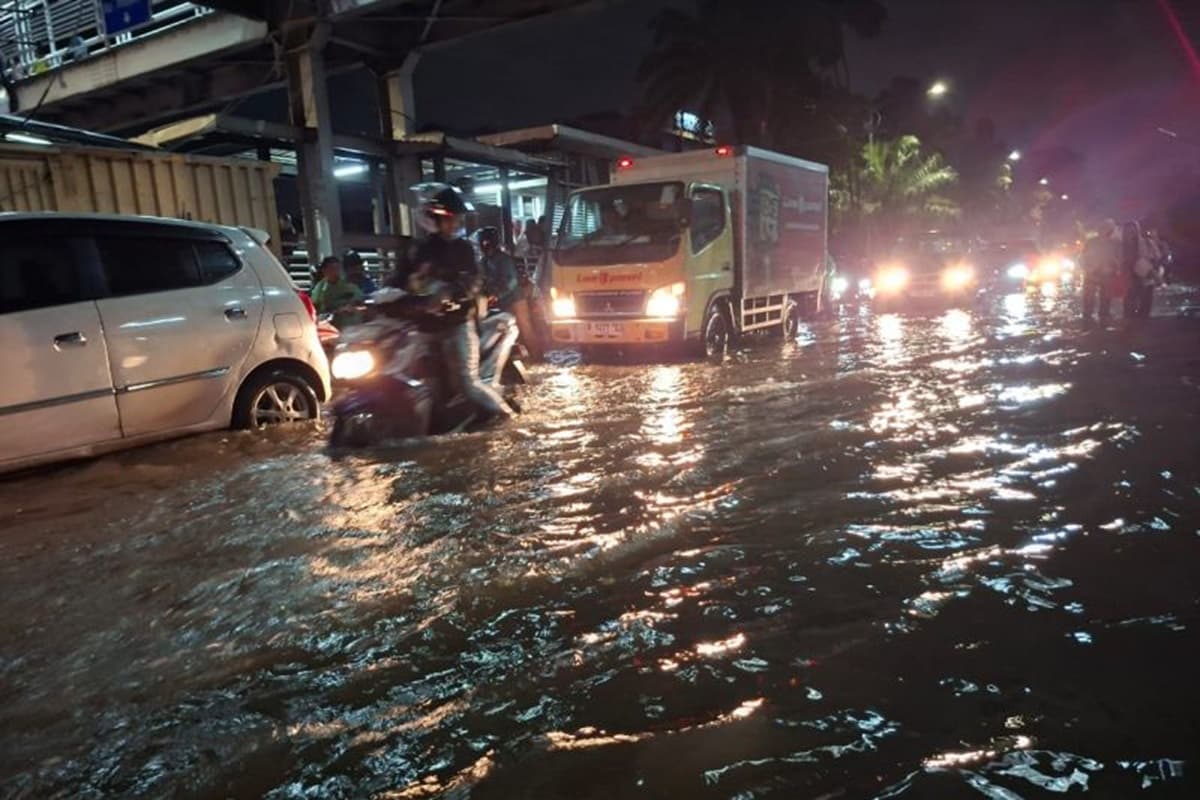 Kamacetan Panjang di Daan Mogot Imbas Jalan Terendam Banjir, di Cengkareng sampai 40 Cm - Image