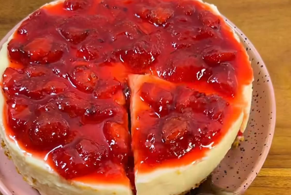 Potret strawberry pudding cheesecake tanpa oven yang lembut dan segar (Instagram @pawonn.mburi) - Image