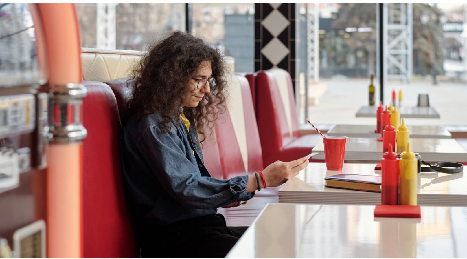 Psikologi Ungkap 7 Ciri Kepribadian Unik Orang yang Selalu Memilih Kursi Sofa dibanding Meja Biasa - Image