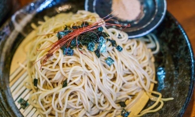 7 Makna Mie Panjang Umur yang Bukan Sekadar Mitos, Dipercaya Tidak Boleh Dipotong Saat Mengkonsumsinya  - Image