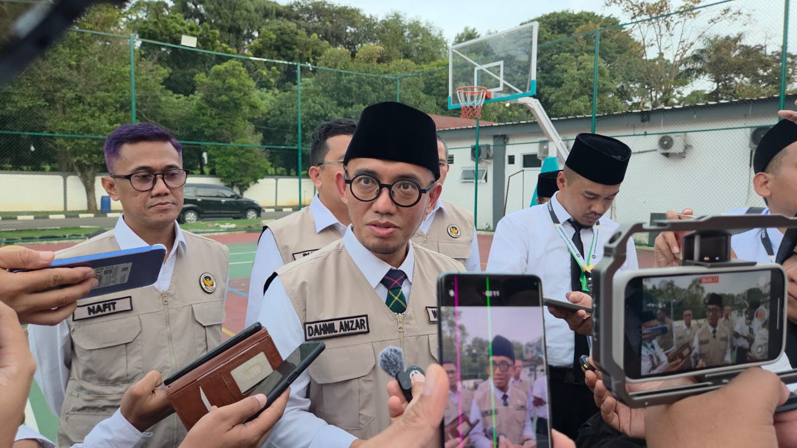 Wakil Menteri Haji dan Umrah Dahnil Anzar Simanjuntak memberi keterangan soal dominasi jamaah perempuan di Haji 2026 kepada wartawan di Asrama Haji Pondok Gede Jakarta Timur, Senin (26/1/2026). (MCH) - Image