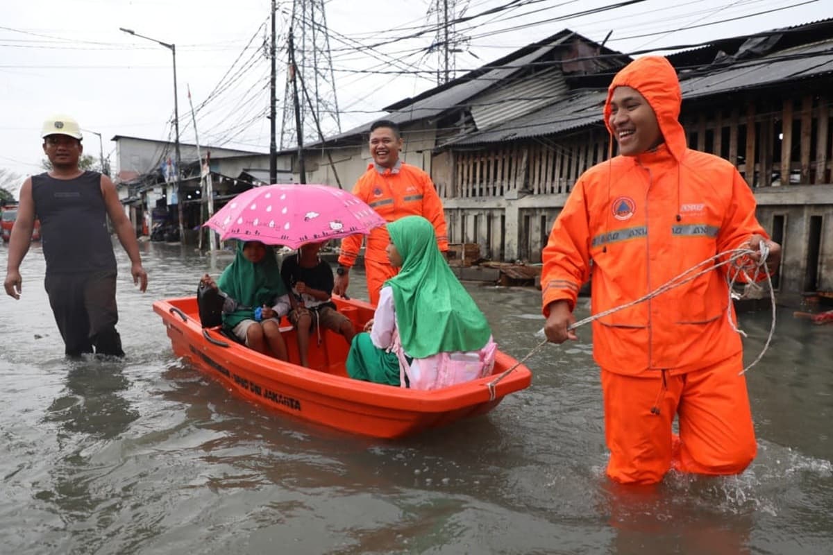 Warga Pesisir Utara Jakarta Diminta Waspada Banjir Pesisir dan Rob - Image