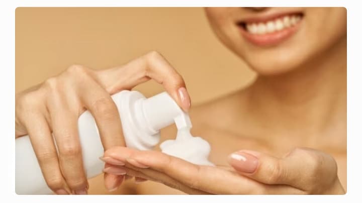 Gimana Sih Cara Atasi Jerawat karena PCOS? Salah Satunya Gunakan Sabun Wajah yang Lembut - Image