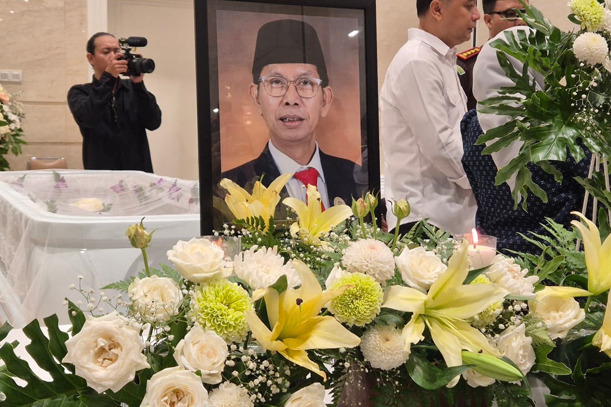 Duka Menyelimuti Surabaya, Jenazah Ketua DPRD Adi Sutarwijono Tiba di Grand Heaven - Image