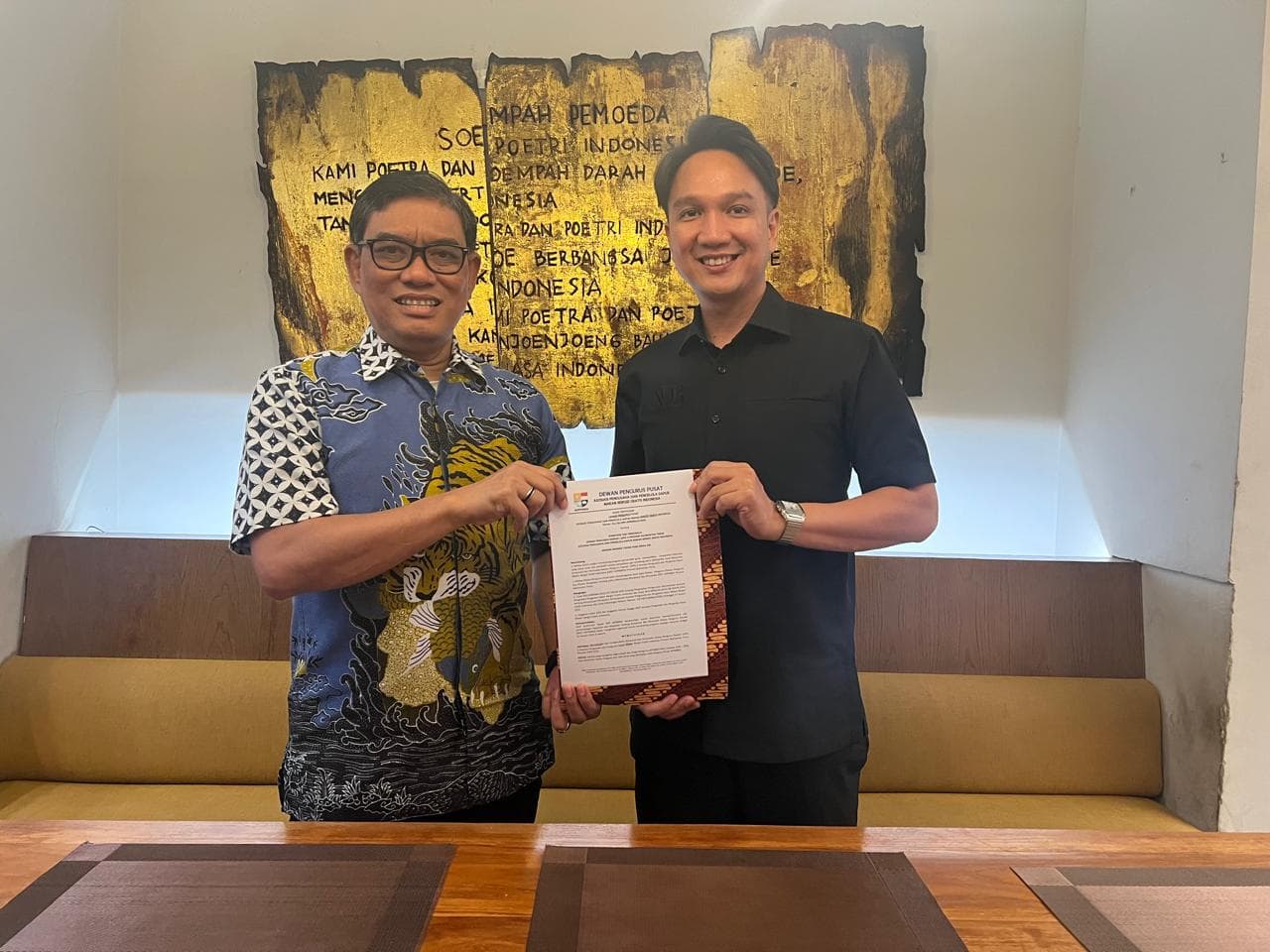 Ketua Umum DPP APPMBGI Abdul Rivai Ras serahkan SK kepada Adam Dustin Bhakti (kanan) sebagai Ketua DPD I APPMBGI Provinsi Kalimantan Timur. (Istimewa) - Image