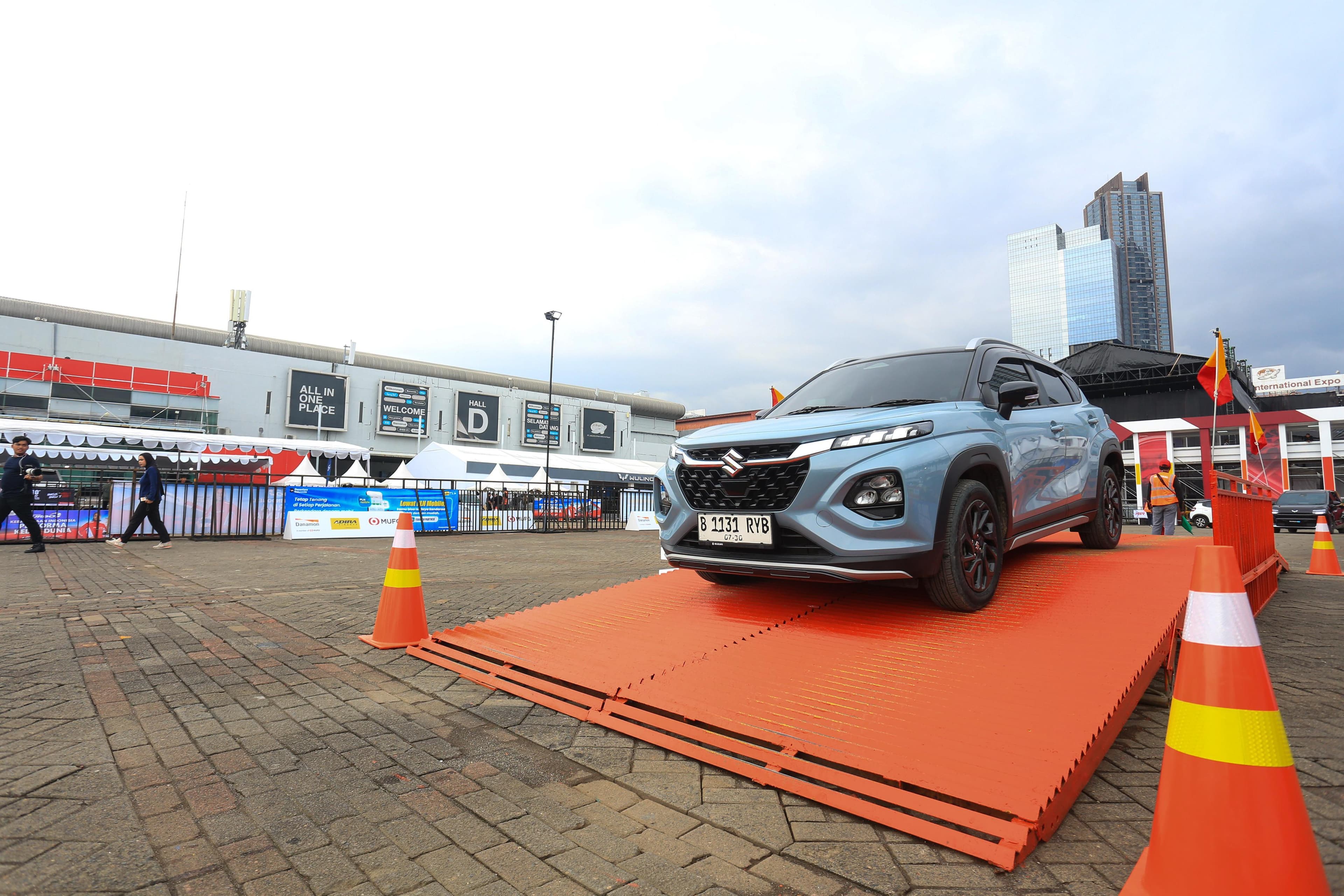 Suzuki Fronx yang ada di area test drive IIMS 2026. (Dony/JawaPos.com) - Image