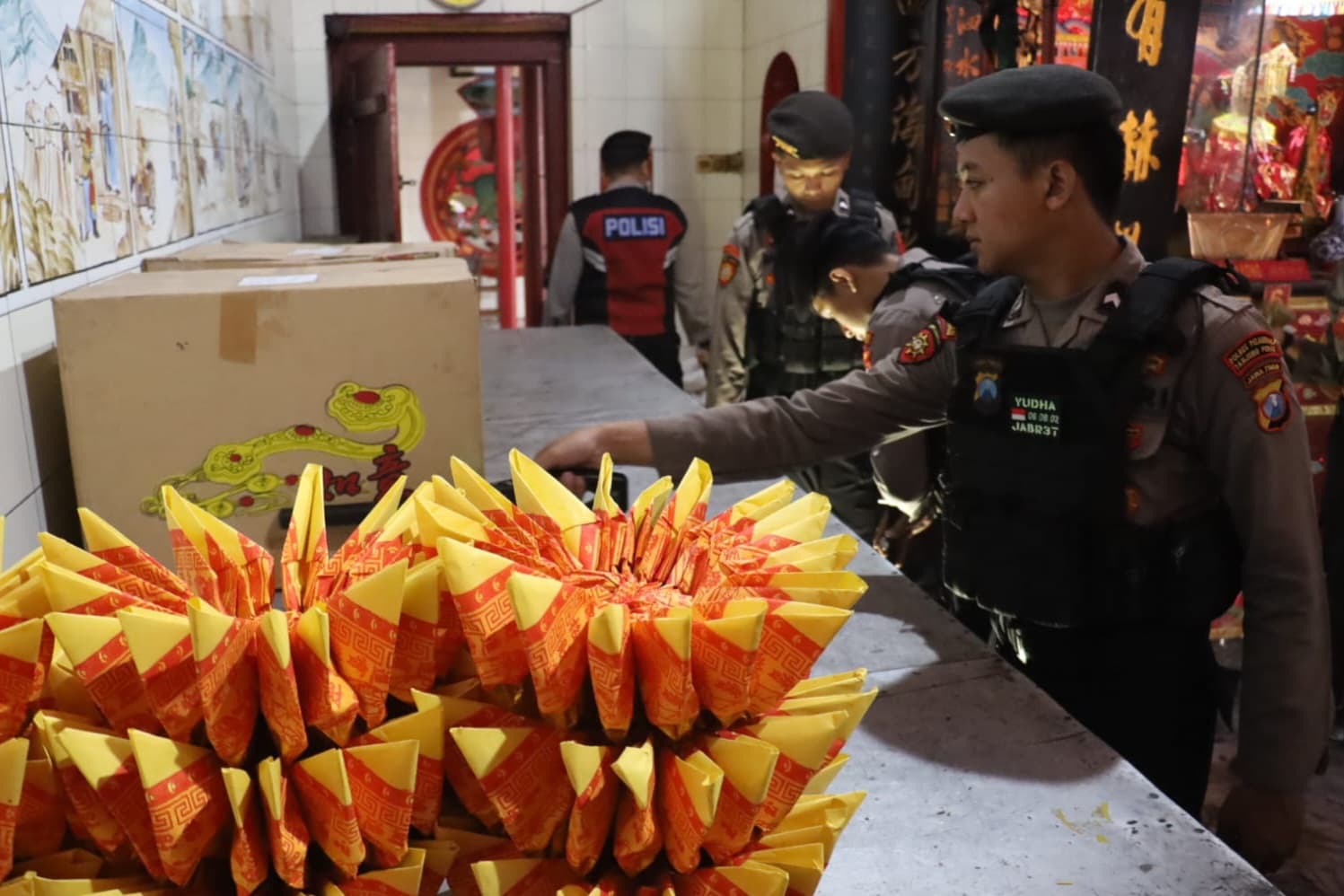Polres Pelabuhan Tanjung Perak Sterilkan Klenteng Jelang Imlek 2026 - Image