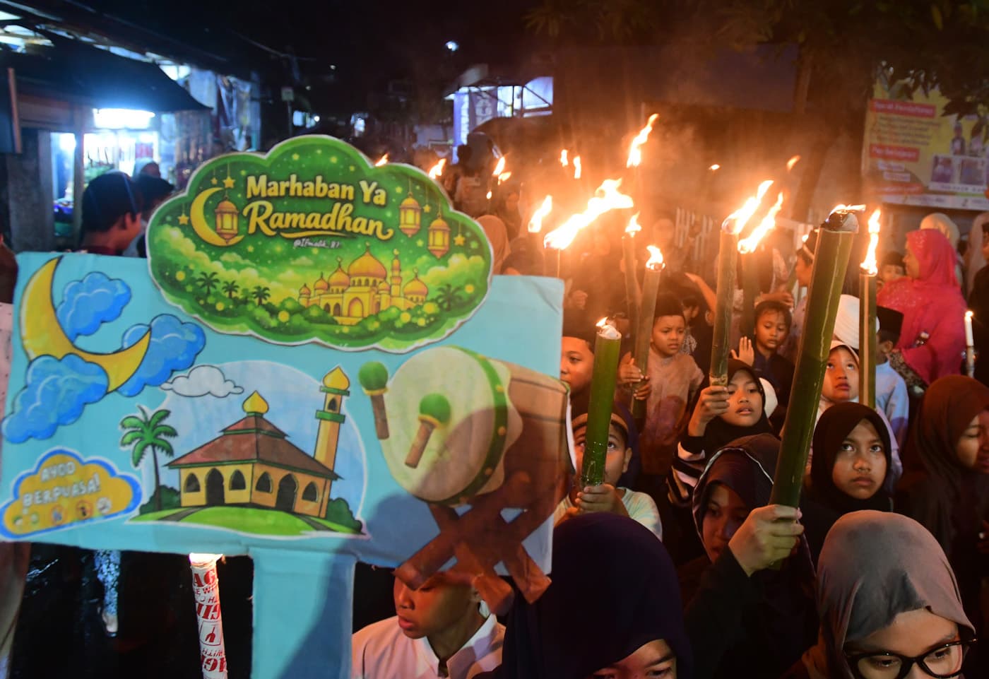 Anak-anak saat mengikuti pawai obor sambut Ramadhan yang diinisiasi oleh Mushola Nurul Iman di kawasan Cinere,  Depok, Senin (16/02/2026). (Dery Ridwansah/ JawaPos.com) - Image