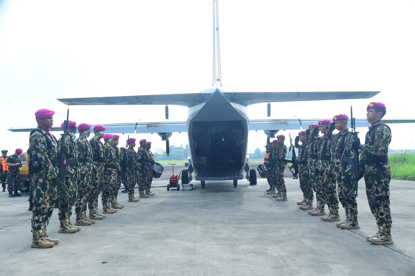 Sebanyak 19 Korban sudah Dimakamkan, Korps Marinir Masih Tunggu Hasil Identifikasi 4 Prajurit Korban Longsor - Image
