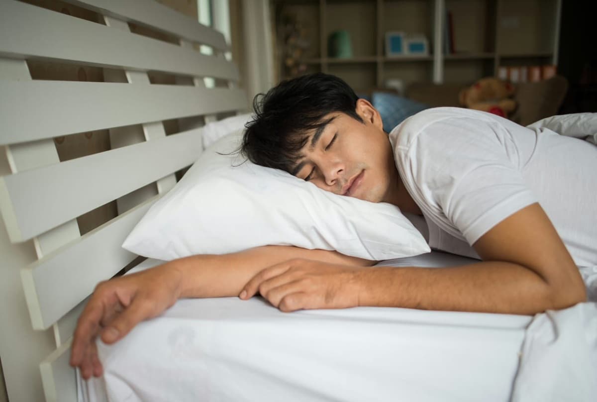 Jangan Langsung Tidur setelah Sahur! Bisa Picu Asam Lambung hingga Penyakit Jantung - Image