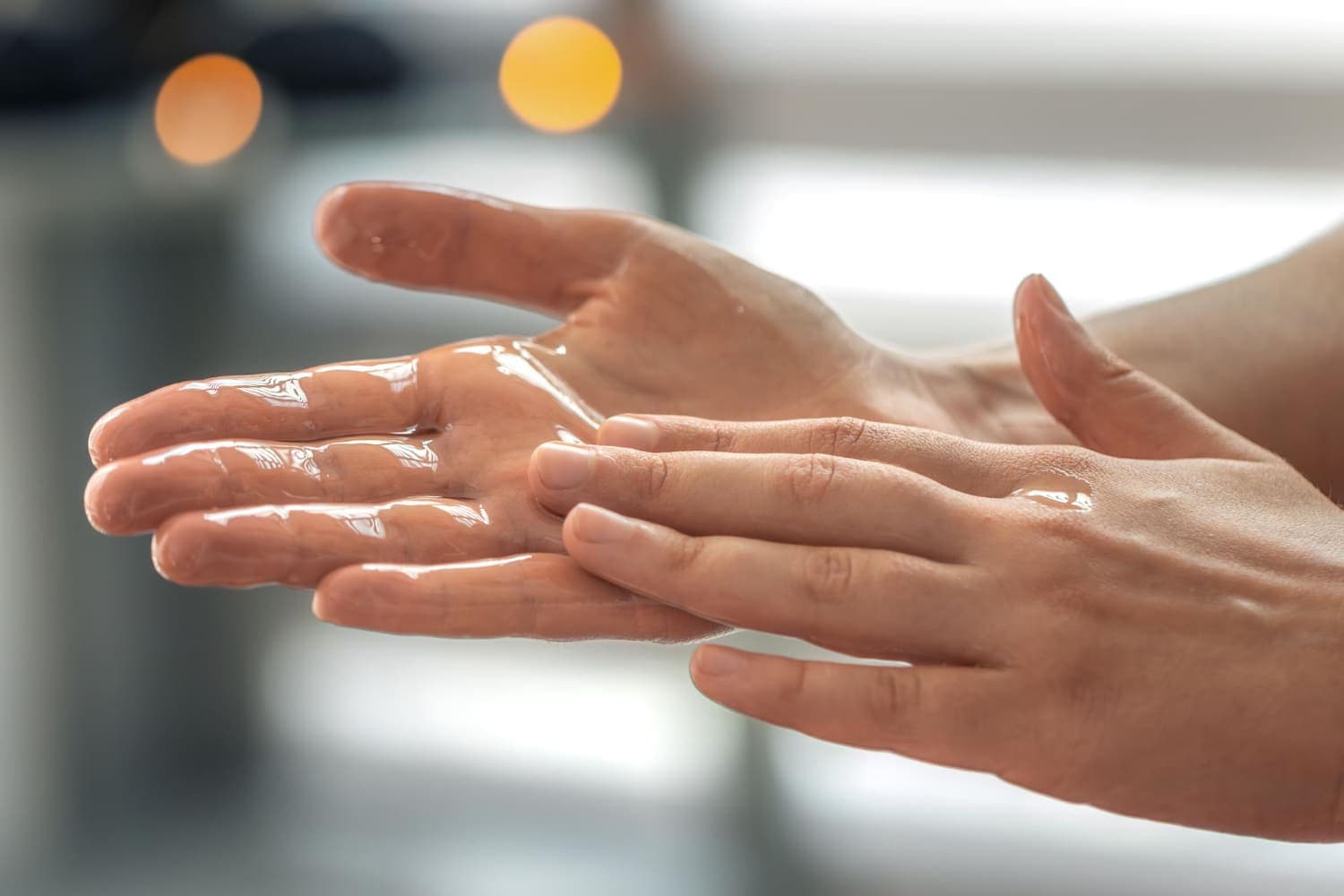 6 Alasan Telapak Tangan Berkeringat, Ini yang Disampaikan Tubuh Anda - Image