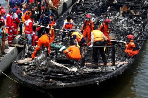 Kapal Zahro Express setelah ditarik ke dermaga - Image