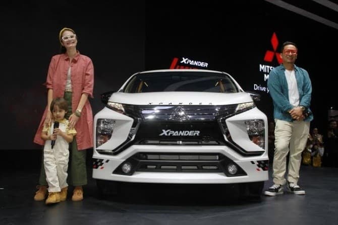 Keluarga pintar Ringgo berpose bersama Mitsubishi Xpander (dok.Mitsubishi) - Image