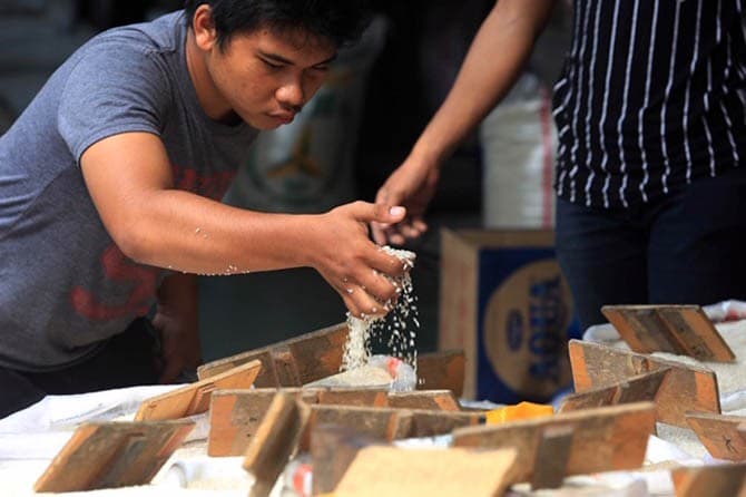 Ilustrasi pedagang beras eceran di pasar tradisional. Pemerintah dan BI berkomitmen menjaga tingkat inflasi di kisaran 2-4 persen tahun ini sebagai bagian dari upaya menjaga tingkat harga. - Image