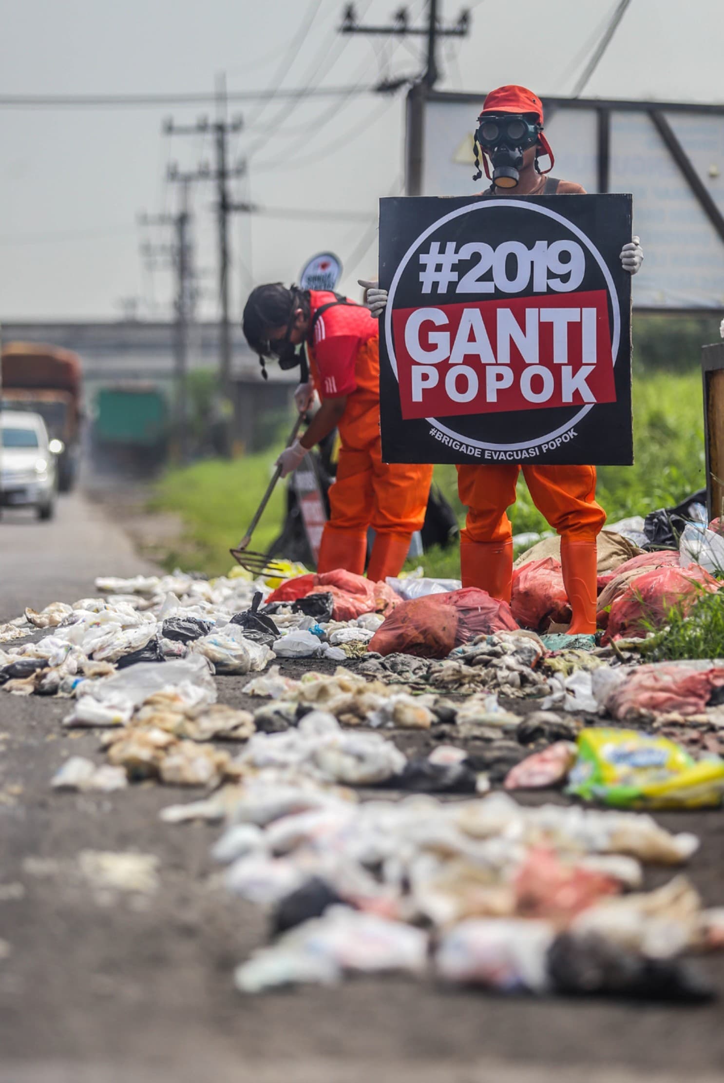 RIANA SETIAWAN / JAWA POS  Aktivis dari Ecoton Foundation melakukan aksi kampanye mengenai sampah popok di Kawasan Sungai Brantas, Jalan Karangandong, Kabgupaten Gresik, Selasa, (30/4).  hingga saat ini, mereka masih konsisten dalam mengkampanyekan penghe - Image